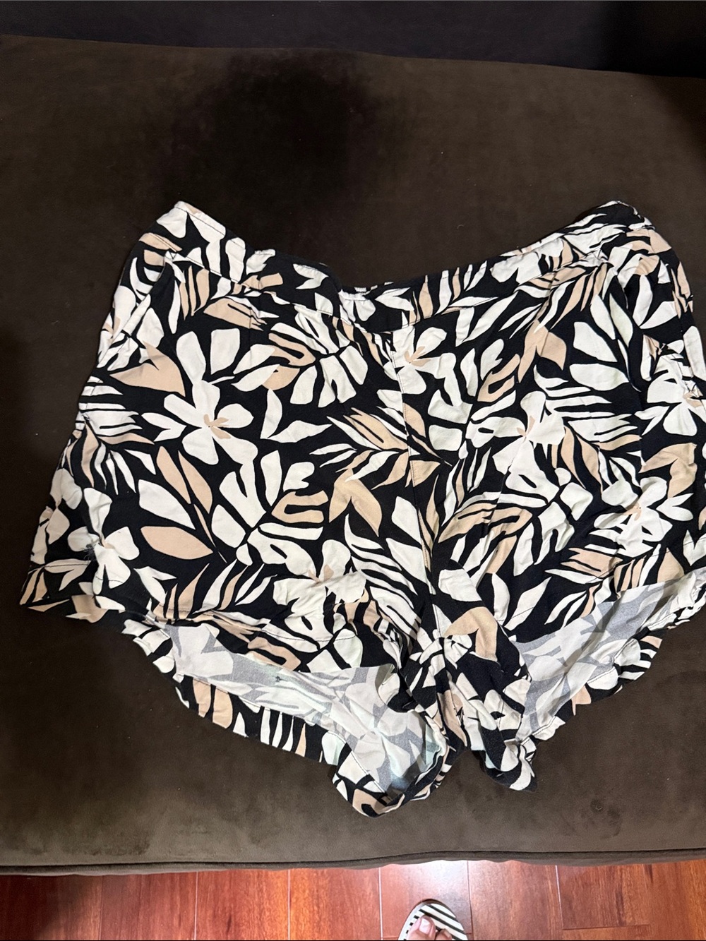 Black Tropical Leaf Print Shorts - Neutral Beige & White